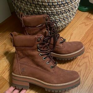 Size 6 timberland boots worn once !